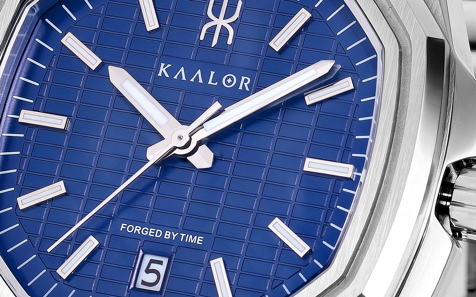 Scratch-resistant sapphire crystal glass